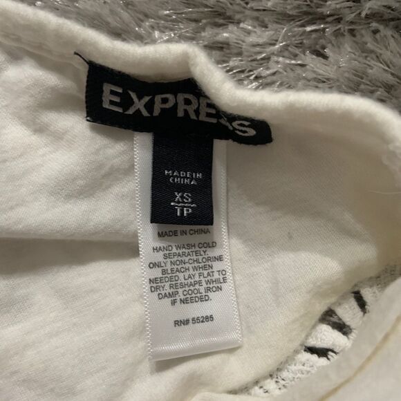 🏷️ 5 for $25 - EXPRESS Lace Open Back Halter Top - Picture 7 of 7